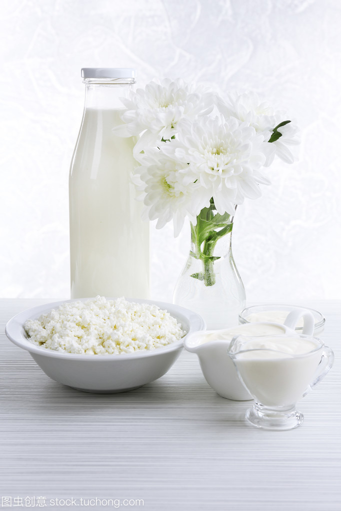 美味的乳制品产品,木制的桌子上